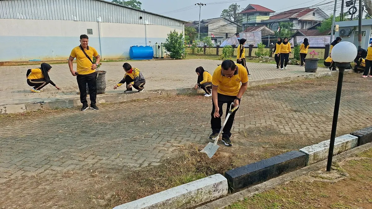 Seluruh Polwan Polres Singkawang melaksanakan kegiatan kurve secara serentak di Mako Polres Singkawang dan Mako Polsek jajaran, Jumat (21/8) pagi. (HUMAS POLRES)