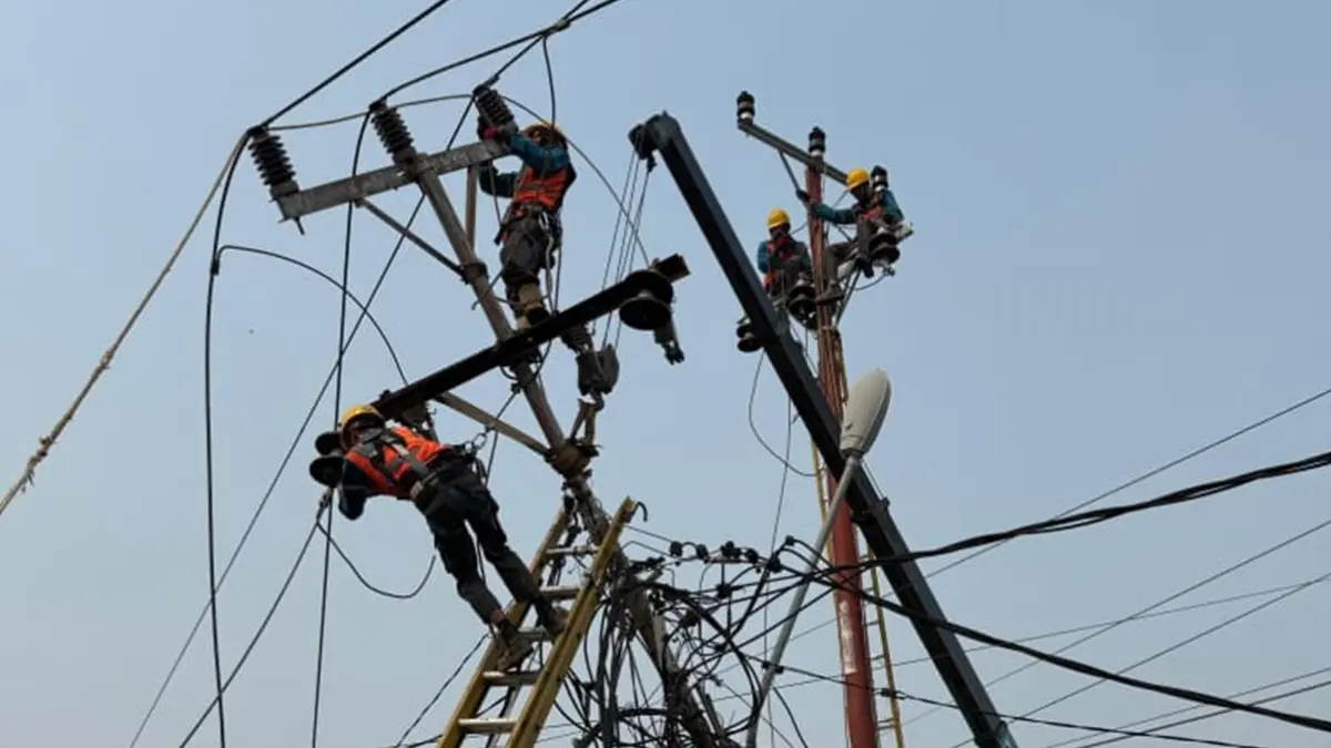 Sinergi petugas teknik PLN ULP Sei Duri dalam melaksanakan pekerjaan pemulihan (recovery), perbaikan, serta penataan kembali infrastruktur kelistrikan dan tiang terdampak akibat insiden kebakaran di kawasan Pasar Sungai Duri, Kabupaten Bengkayang.