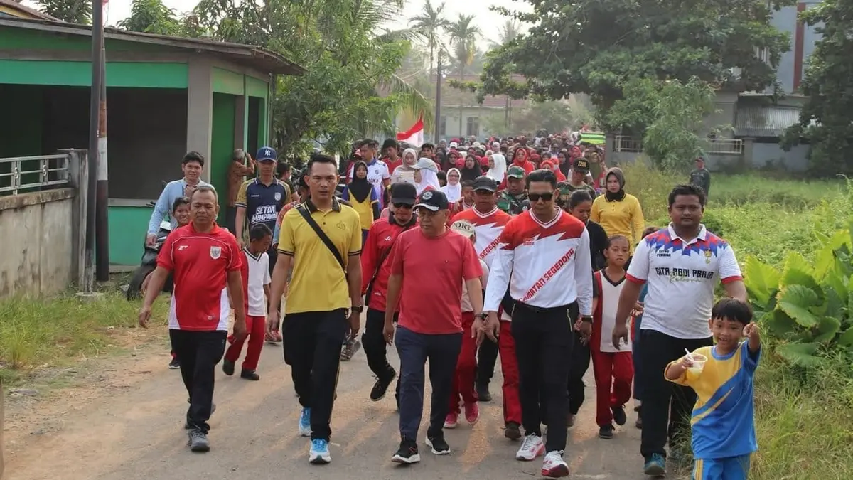 Wabup Mempawah, Juli Suryadi saat mengikuti kegiatan jalan sehat di Desa Sungai Purun Besar. (ISTIMEWA)