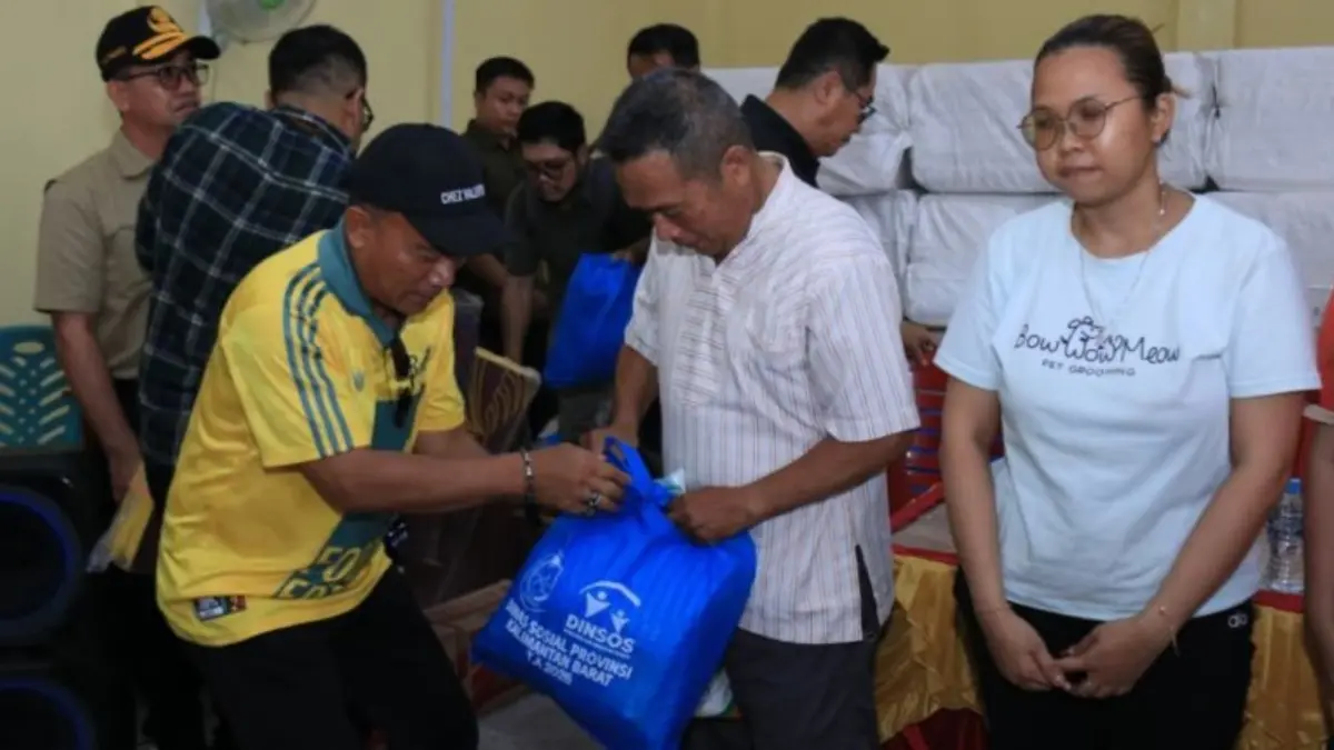 Wakil Gubernur Kalimantan Barat Krisantus Kurniawan menyerahkan bantuan kepada warga terdampak kebakaran di Desa Sungai Duri, Kecamatan Sungai Raya, Kabupaten Bengkayang (ANTARA/Narwati)