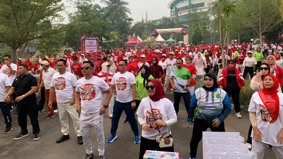 Warga Pontianak yang mengikuti senam di halaman Kantor DPRD Kota Pontianak. (ISTIMEWA)