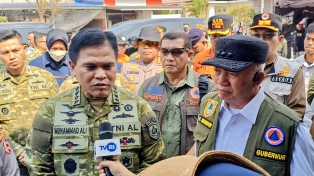 Kepala Staf TNI Angkatan Laut (KSAL) Laksamana TNI Muhammad Ali (tengah) didampingi Gubernur Kalsel Muhidin (kanan) setelah meninjau langsung titik karhutla di kawasan Guntung Damar, Banjarbaru, Kalimantan Selatan, Sabtu (22/8). (ANTARA/Tumpal Andani Aritonang)