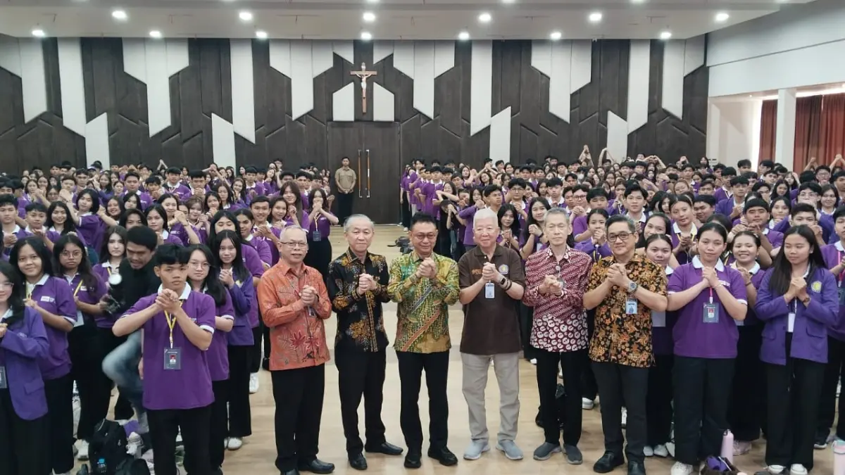 DIABADIKAN: Wali Kota Pontianak, Ketua Yayasan UWDP, Rektor UWDP, jajaran pimpinan, dan civitas akademika berfoto bersama mahasiswa baru dalam kegiatan penyambutan mahasiswa baru UWDP di Hall Fransiskus Asisi, Pontianak, Minggu (23/8). 