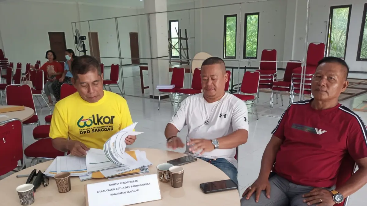 Fransiskus Taufik mengambil berkas pendaftaran bakal calon Ketua DPD Partai Golkar Kabupaten Sanggau untuk mengikuti Musda XI, menambah peta persaingan menjadi tiga kandidat.
