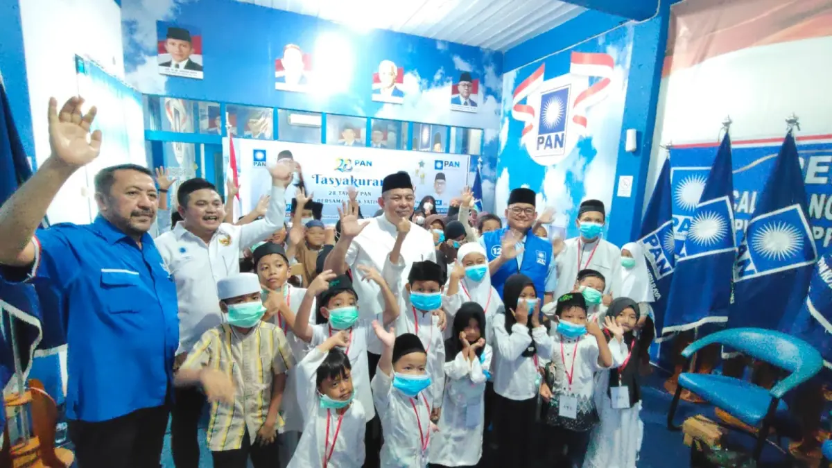 Kader PAN Kalbar menyalurkan bantuan masker dan air bersih kepada warga terdampak kabut asap akibat karhutla di Kalimantan Barat, Minggu (23/8/2026).