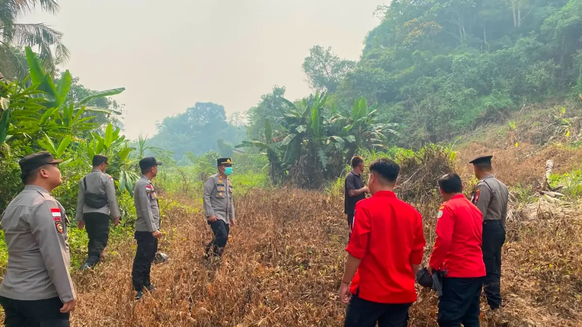 Kapolsek Sekayam AKP Dr. Sutikno bersama personel Polsek Sekayam melaksanakan patroli pencegahan Karhutla di sejumlah wilayah rawan kebakaran di Kecamatan Sekayam, Kabupaten Sanggau, Sabtu (22/8/2026).