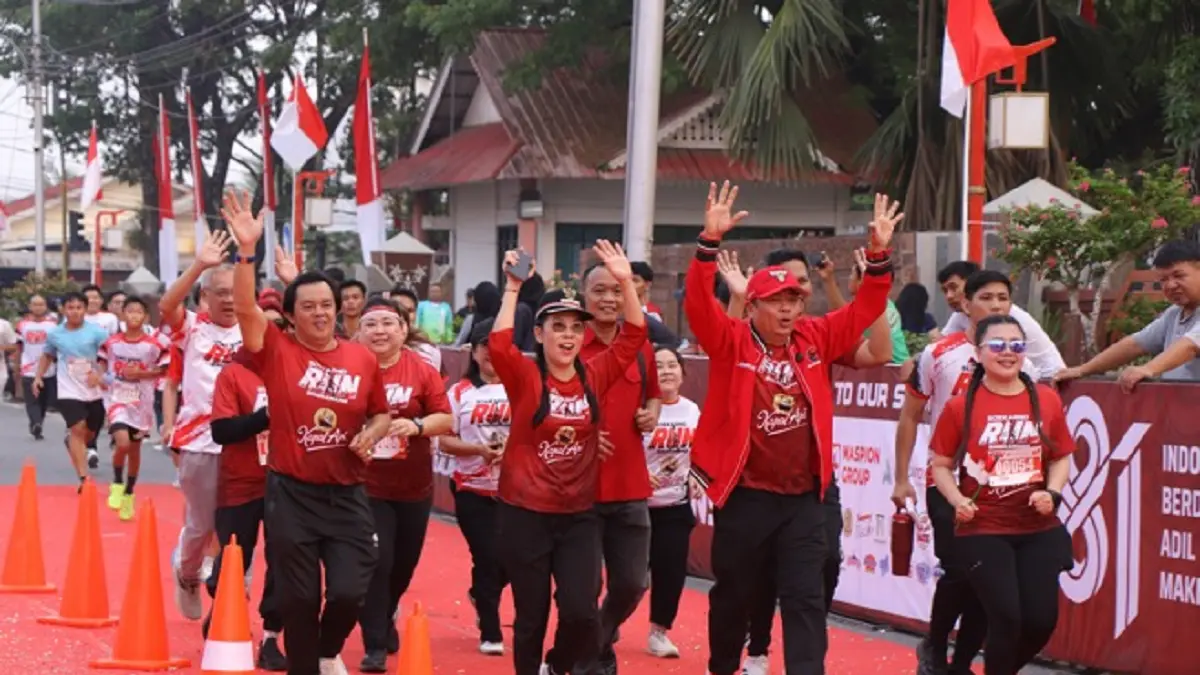 Ketua Komisi V DPR RI Lasarus bersama Wali Kota Singkawang Tjhai Chui Mie, Wakil Wali Kota Singkawang, Bupati Kubu Raya Sujiwo, serta jajaran Forkopimda mengikuti Soekarno Run 2026, Sabtu (22/8). (MC Singkawang)