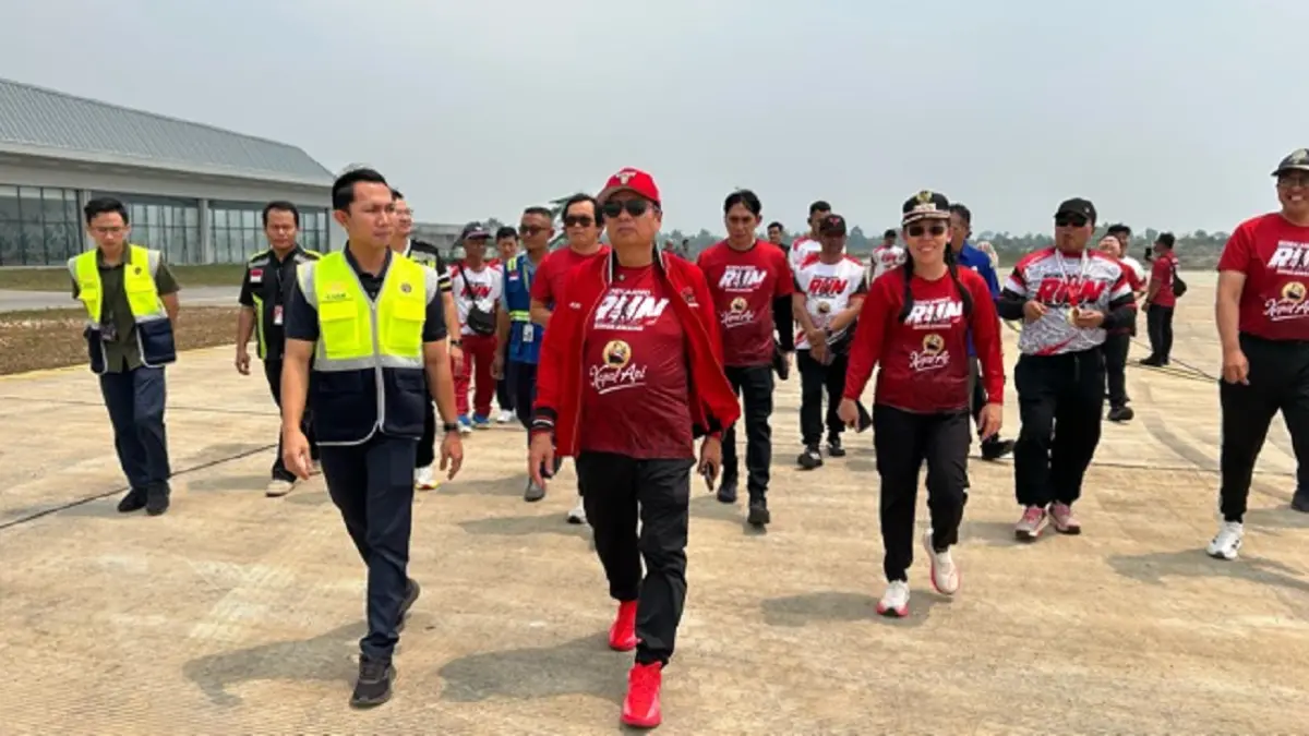 Ketua Komisi V DPR RI Lasarus didampingi Wali Kota Singkawang Tjhai Chui Mie dan Wakil Wali Kota Muhammadin meninjau perkembangan Bandara Singkawang, Sabtu (22/8/2026). (MC Singkawang)