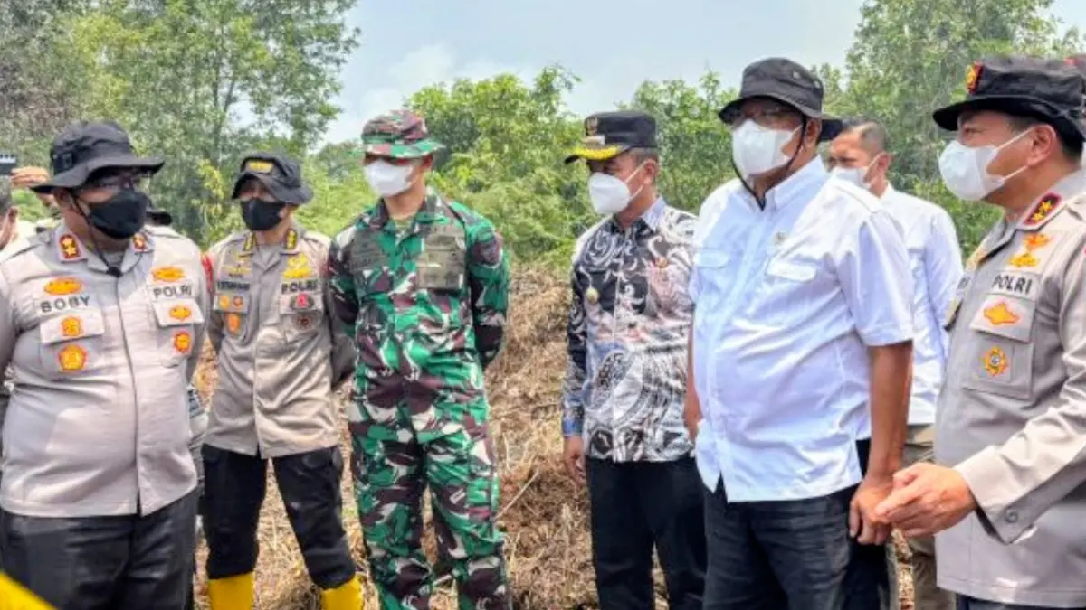 Menteri Lingkungan Hidup Jumhur Hidayat bersama Kapolda Riau Irjen Pol Herry Heryawan saat meninjau lokasi Karhutla di Rimbo Panjang, Kampar. (ANTARA/HO-Polda Riau)
