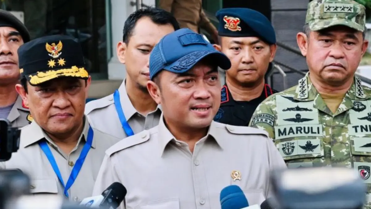 Menteri Sekretaris Negara (Mensesneg) Prasetyo Hadi memberikan keterangan media usai mengikuti rapat koordinasi penanganan kebakaran hutan dan lahan (karhutla) di Palangkaraya, Kalimantan Tengah, Sabtu (22/8). (ANTARA/HO-BPMI Sekretariat Presiden)