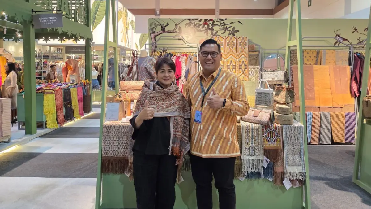 Owner Rumah Rakuji Myra bersama Kepala Perwakilan BI Kalimantan Barat Doni Septadijaya berfoto di depan stand UMKM binaan BI Kalimantan Barat (Istimewa)