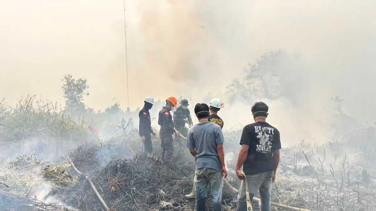 PADAMKAN API: Tim Siaga Karhutla Satbrimob Polda Kalbar bersama Polres Ketapang dan Kodim 1203/Ketapang memadamkan kebakaran di lahan kosong Dusun Jenggolo, Desa Sungai Besar, Kecamatan Matan Hilir Selatan, Ketapang, Minggu (23/8).