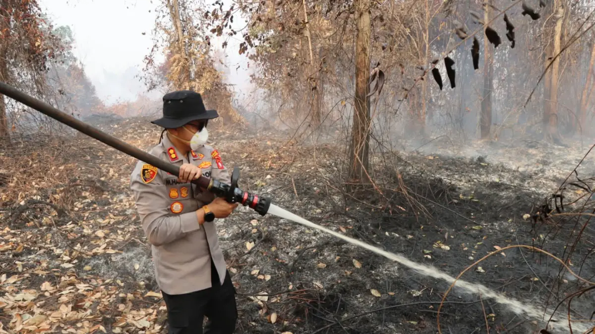 PADAMKAN KARHUTLA: Kapolres Ketapang AKBP Muhammad Harris bersama jajaran turun langsung memadamkan kebakaran hutan dan lahan di Kecamatan Muara Pawan, Ketapang, Minggu (23/8). Pemadaman melibatkan TNI, Manggala Agni, perusahaan, relawan, dan masyarakat.