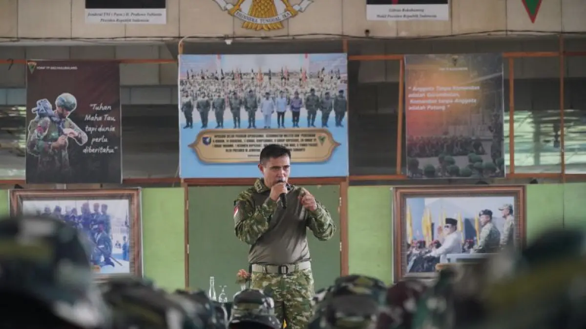 Pangdam XII/Tanjungpura Mayjen TNI Novi Rubadi Sugito memberikan pengarahan kepada personel Satgas di Markas Asrama Yonif TP 882/Hulubalang, Kuala Dua, Kecamatan Sungai Raya, Kabupaten Kubu Raya, Minggu (23/8/2026). (ANTARA/Pendam XII/Tpr)