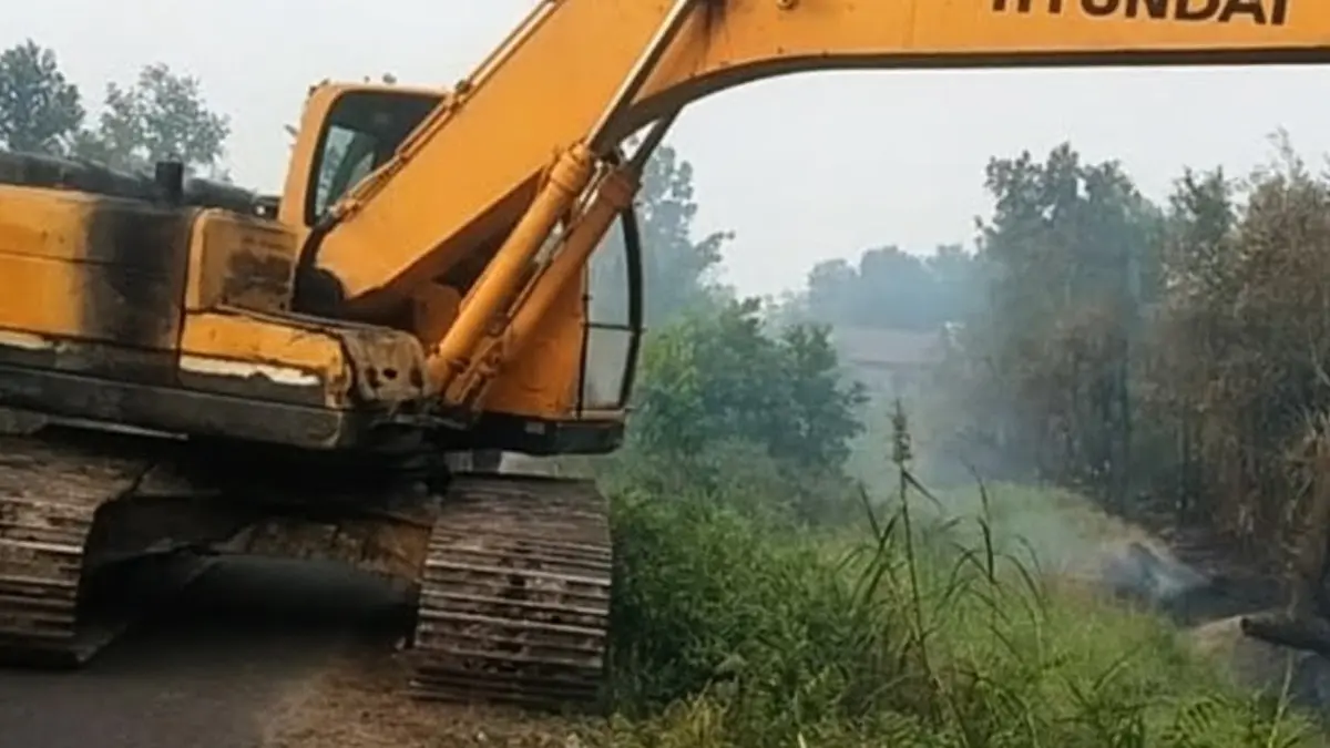 Pemkot Palangka Raya turunkan ekskavator atasi karhutla di Kelurahan Petuk Katimpun. (ANTARA/Dokumentasi Pribadi)