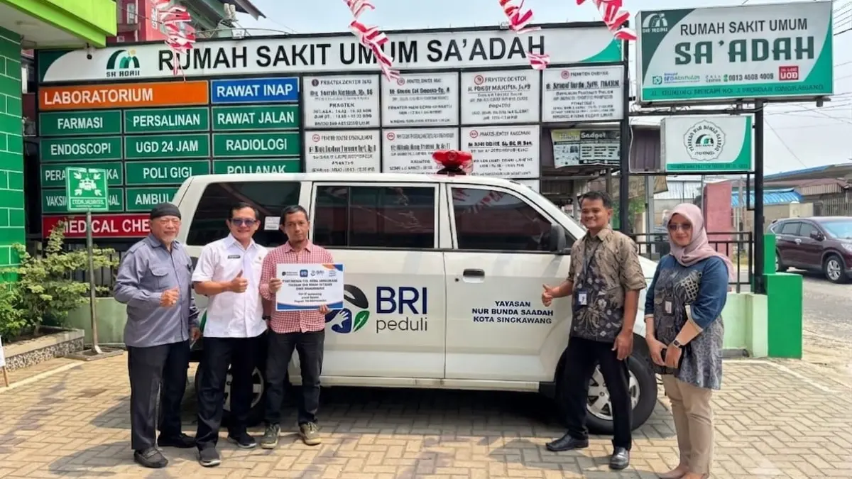 Perwakilan BRI menyerahkan bantuan satu unit mobil operasional pelayanan kesehatan kepada Yayasan Nur Bunda Sa’adah di halaman RSU Sa’adah Singkawang, Rabu (19/8/2026).