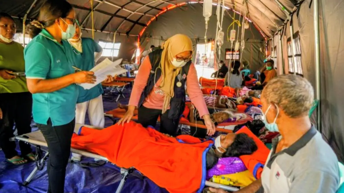 Petugas medis dari Muhammadiyah Disaster Management Center (MDMC) memeriksa korban gempa di Dampek, Lamba Leda Utara, Manggarai Timur, Nusa Tenggara Timur (NTT), Sabtu (22/8). (ANTARA FOTO/HENDRA NURDIYANSYAH)