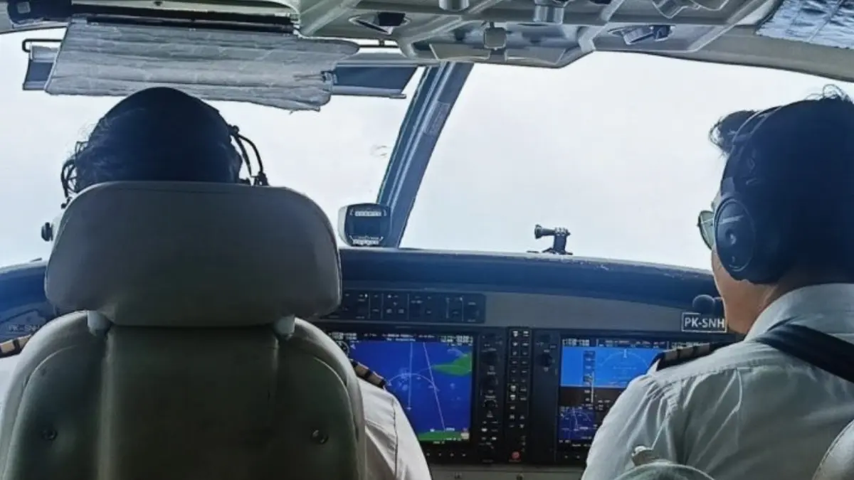 Pilot dari maskapai Smart Aviation bersiap melakukan pendaratan di Bandara APT Pranoto Samarinda, Kalimantan Timur. (ANTARA/Ahmad Rifandi)