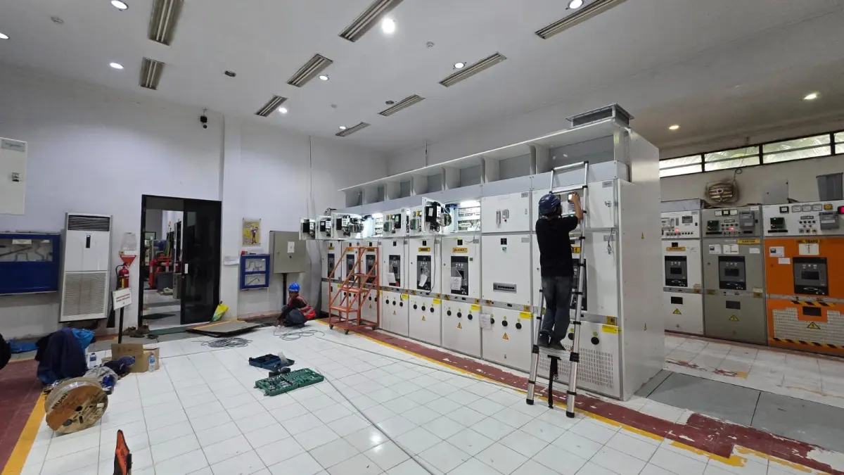 Petugas PLN sedang melakukan revitalisasi sistem Supervisory Control and Data Acquisition (SCADA) di Gardu Induk secara intensif, dengan memastikan seluruh teknisi dilengkapi Alat Pelindung Diri (APD) dan helm keselamatan untuk memperbarui serta mengoptimalkan komponen panel pengendali demi mewujudkan pemantauan jaringan secara real-time, akurat, dan andal.
