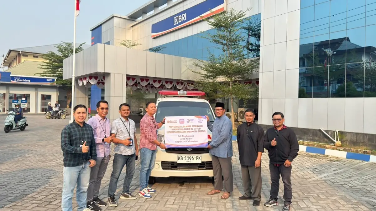 SBM BRI BO Singkawang Janter Hilter Manurung menyerahkan satu unit ambulans program TJSL BRI kepada Ketua Yayasan Shalahudin Al-Ayyuby Sukoco di halaman BRI Singkawang, Jumat (21/8/2026).