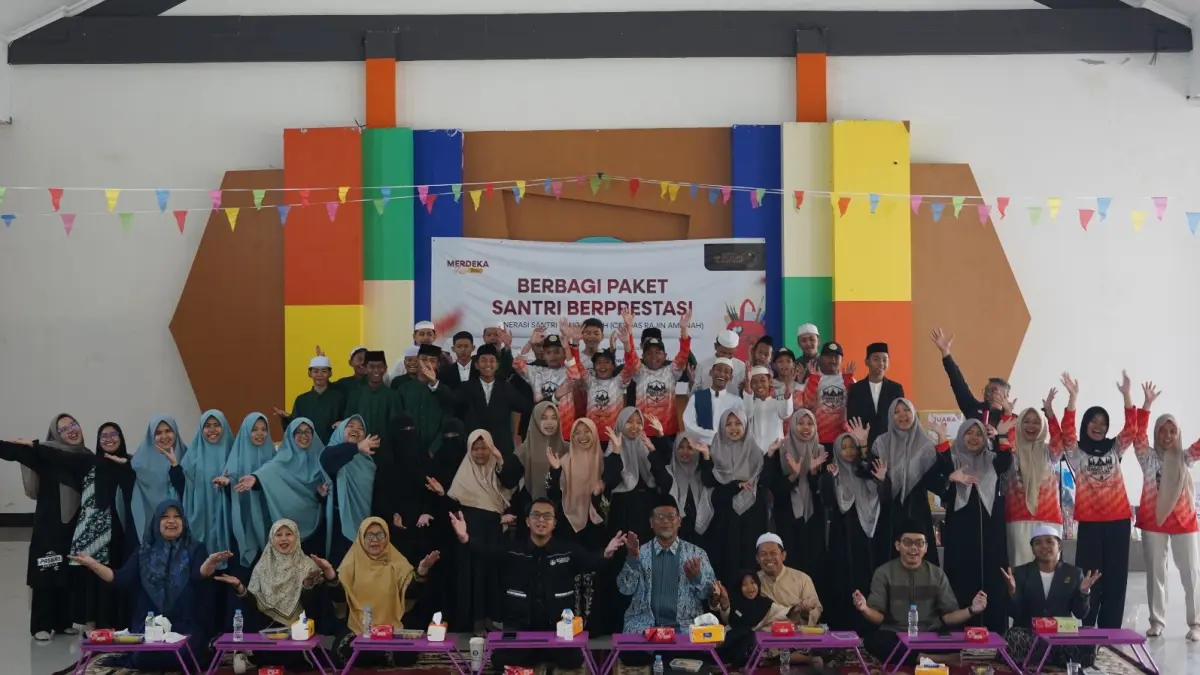 Sejumlah pihak berfoto bersama usai penyerahan paket perlengkapan sekolah kepada 30 santri berprestasi dalam program “Berbagi Paket Santri Berprestasi” di Kompleks Bandara Supadio, Kubu Raya, Sabtu (22/8/2026).