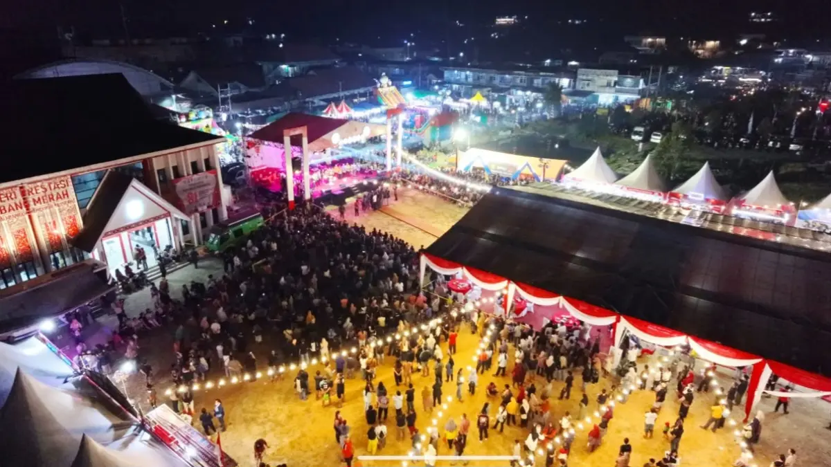 Suasana Festival UMKM Sanggau pada malam hari tampak meriah dengan ramainya pengunjung yang memadati area kegiatan.(22/08/26) (AGUNG RAJALI SAPUTRA/PONTIANAK POST)