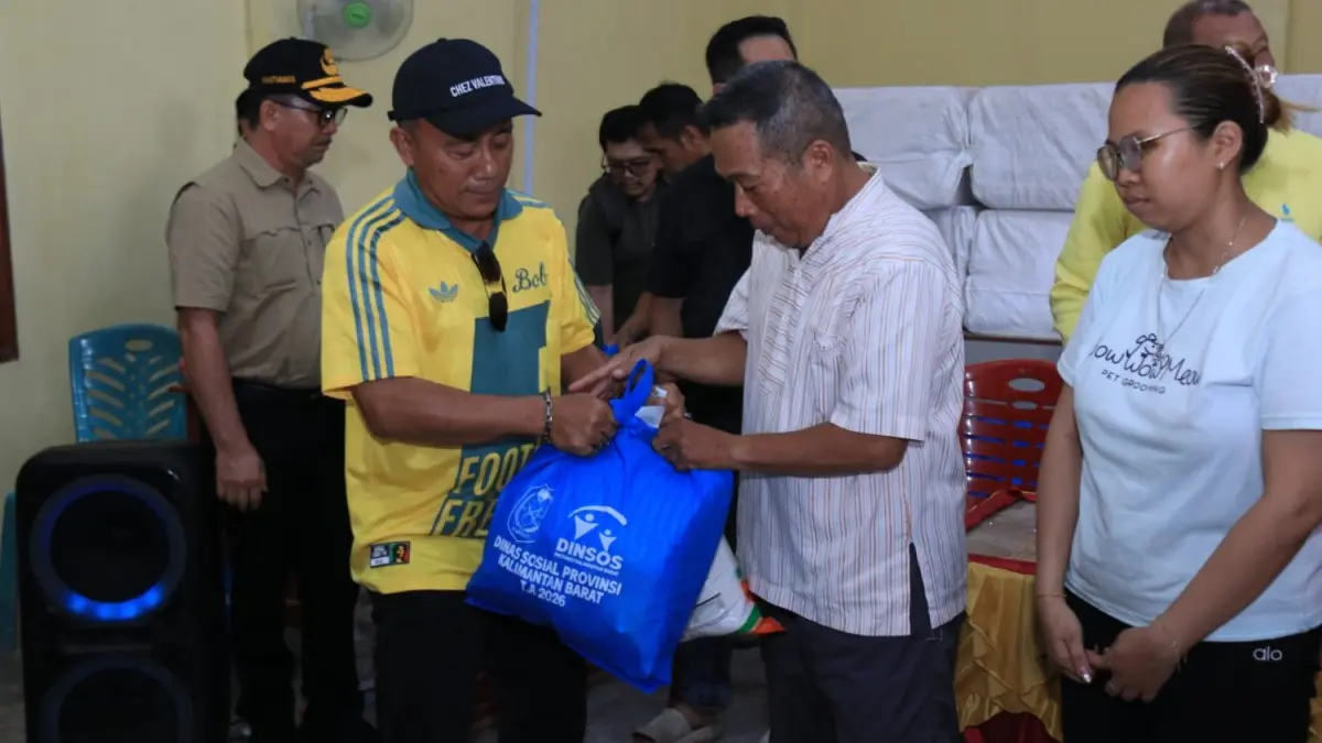 Wakil Gubernur Kalbar, Krisantus Kurniawan menyerahkan bantuan kepada korban kebakaran Pasar Sungai Duri, Sabtu (22/8/2026).