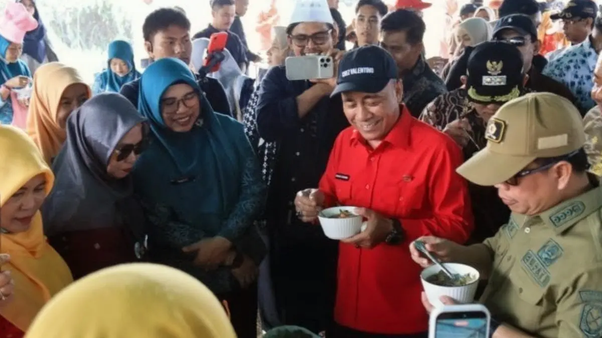 Wakil Gubernur Kalimantan Barat, Krisantus Kurniawan, mencicipi makanan khas sambas Bubur Padas di Desa Sebubus, Kecamatan Paloh, Kabupaten Sambas, Sabtu (22/8) (Antara / HO : Prokopim Kalbar)