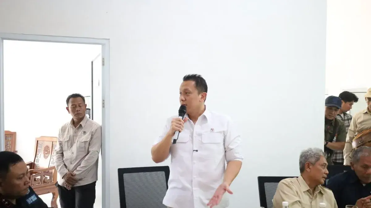 Wakil Menteri Lingkungan Hidup (Wamen LH) Diaz Hendropriyono memimpin rapat penanganan karhutla bersama sejumlah pertusahaan perkebunan dan tambang di Kecamatan Sungai Raya, Minggu I23/8/2026). (Antara/Rendra Oxtora)  