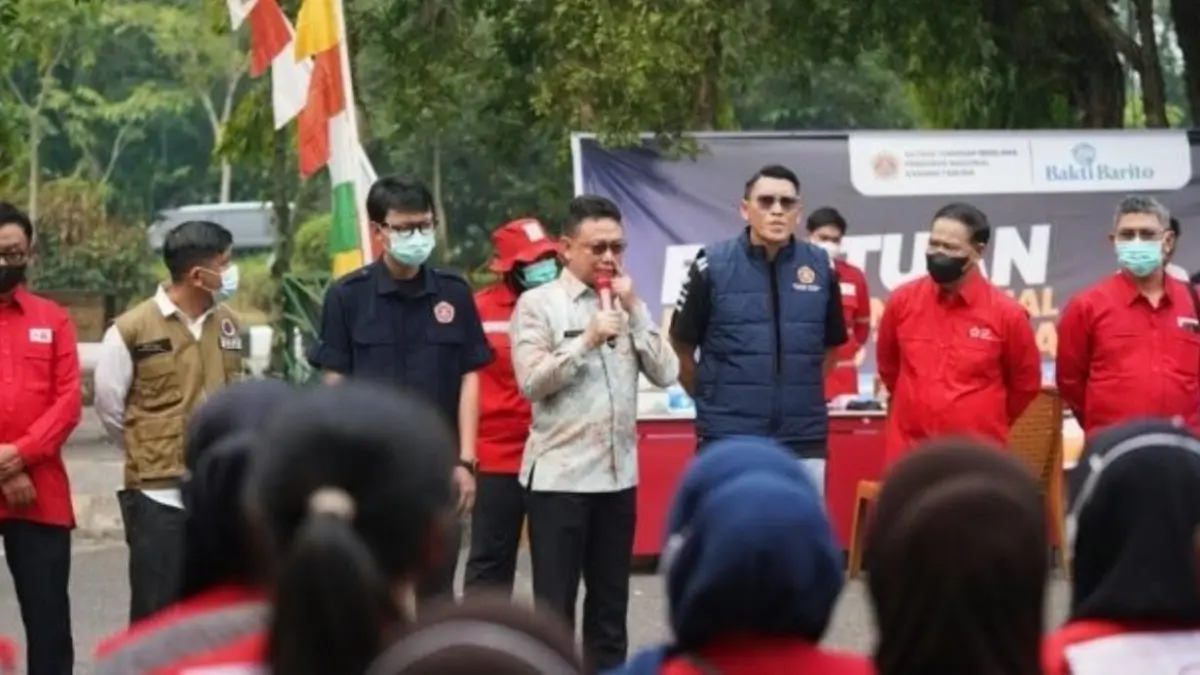 Wali Kota Pontianak Edi Rusdi Kamtono saat mencoba fasilitasi di Posko Segar Relawan di halaman PMI Kota Pontianak, Sabtu (22/8). ANTARA/Dedi