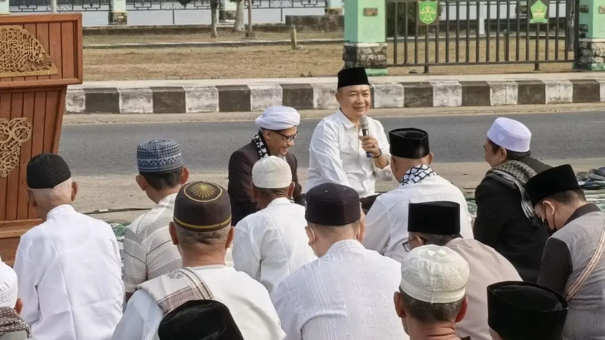 Bupati Ketapang, Alexander Wilyo, hadir dalam pelaksanaan Salat Istisqa di Keraton Matan, Sabtu (22/8). (ISTIMEWA)