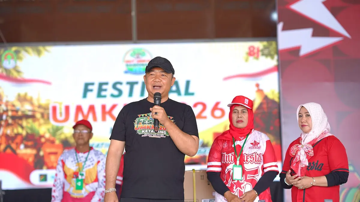 Bupati Ketapang, Alexander Wilyo, membuka Festival UMKM Ketapang 2026 di Balai Sungai Kedang, Sabtu (22/8).

