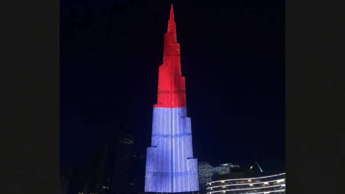 Burj Khalifa di Dubai tampil dengan cahaya merah putih dalam rangka memperingati kemerdekaan Indonesia. (Twitter @BurjKhalifa)