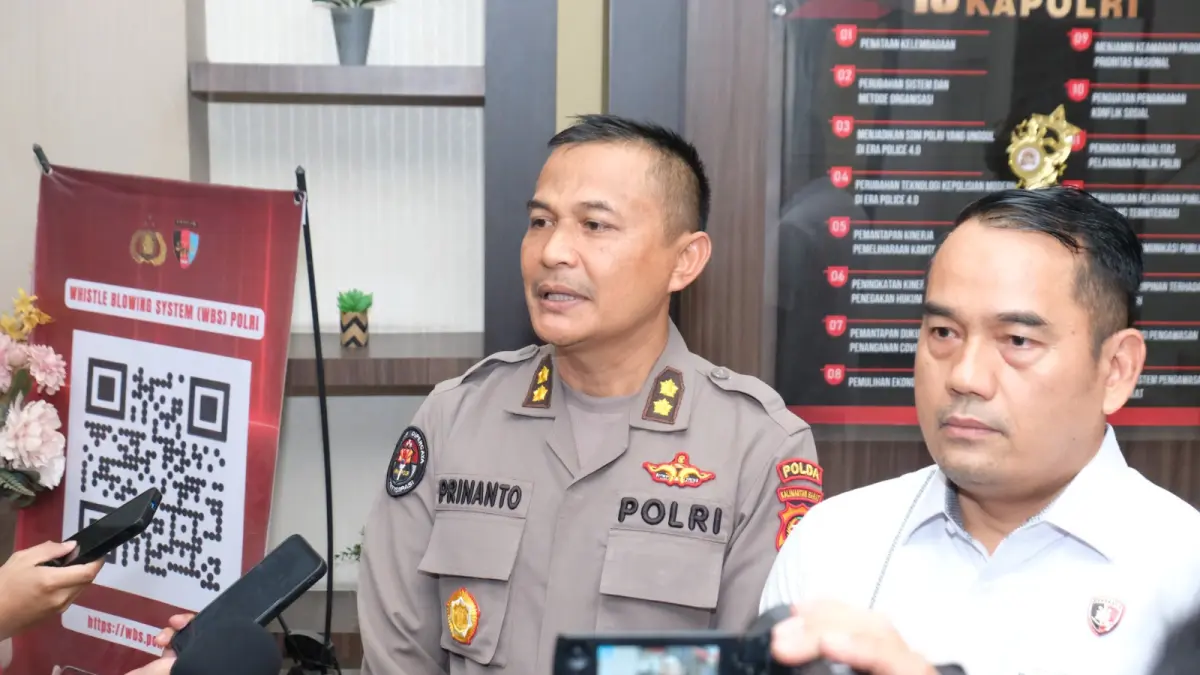 Dirreskrimsus Polda Kalbar Kombes Pol Burhanuddin bersama Kasubbid Penmas AKBP Prinanto menyampaikan perkembangan penanganan 33 kasus karhutla di Kalimantan Barat dalam konferensi pers, Senin (24/8/2026).