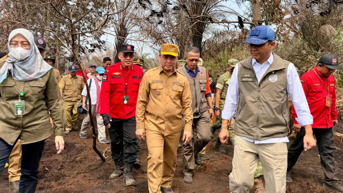 Gubernur Kalbar Ria Norsan mendampingi Menhut Raja Juli Antoni meninjau lokasi Karhutla di Kubu Raya pada Senin (24/8). (MEIDY KHADAFI/PONTIANAK POST)