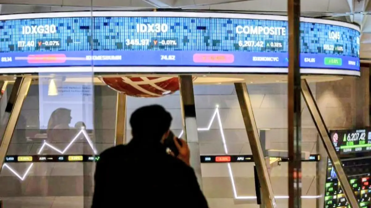 Ilustrasi - Pekerja mengamati layar digital pergerakan Indeks Harga Saham Gabungan (IHSG) di Bursa Efek Indonesia (BEI), Jakarta. (ANTARA FOTO/Dhemas Reviyanto/agr/am.)
