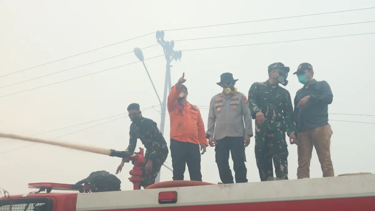 Jajaran Forkopimda Kabupaten Ketapang berdiri di atas tangki mobil pemadam saat meninjau penanganan karhutla di Kecamatan Matan Hilir Selatan, Minggu (24/8/2026).