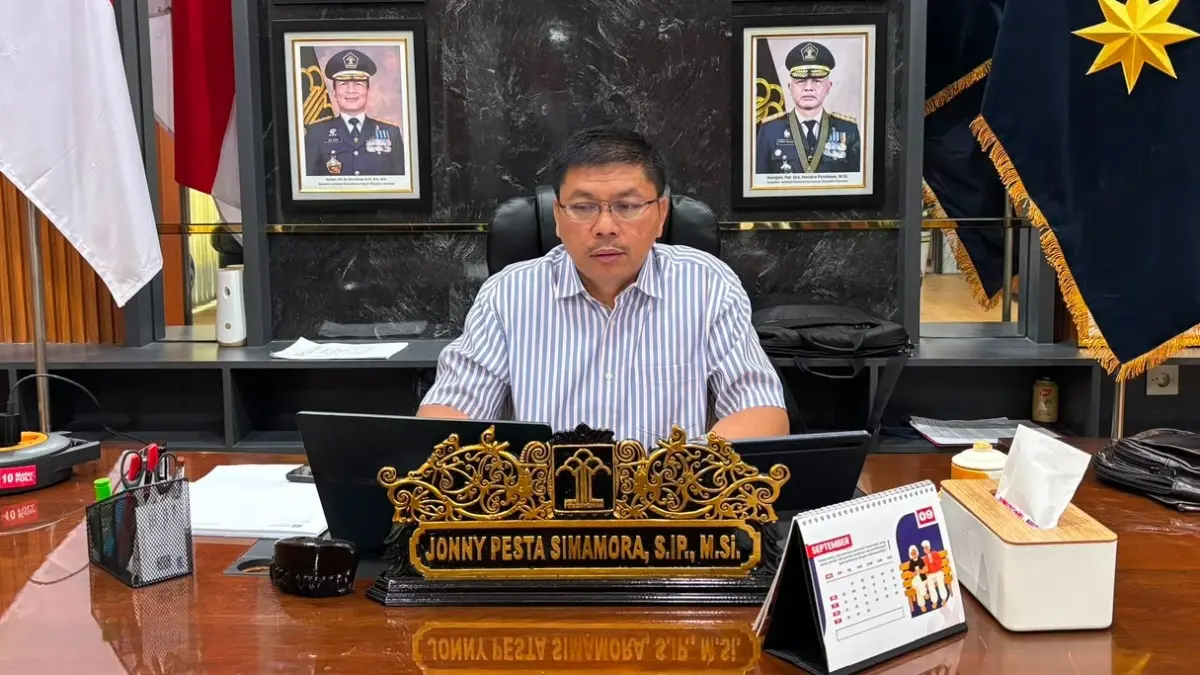 Kakanwil Kemenkum Kalbar Jonny Pesta Simamora mengikuti Rapat Pemberitahuan Pengalihan Anggaran Bantuan Hukum Triwulan III Tahun Anggaran 2026 yang digelar secara daring melalui Zoom Meeting pada Jumat (21/8). (DOK KANWIL KEMENKUM KALBAR)