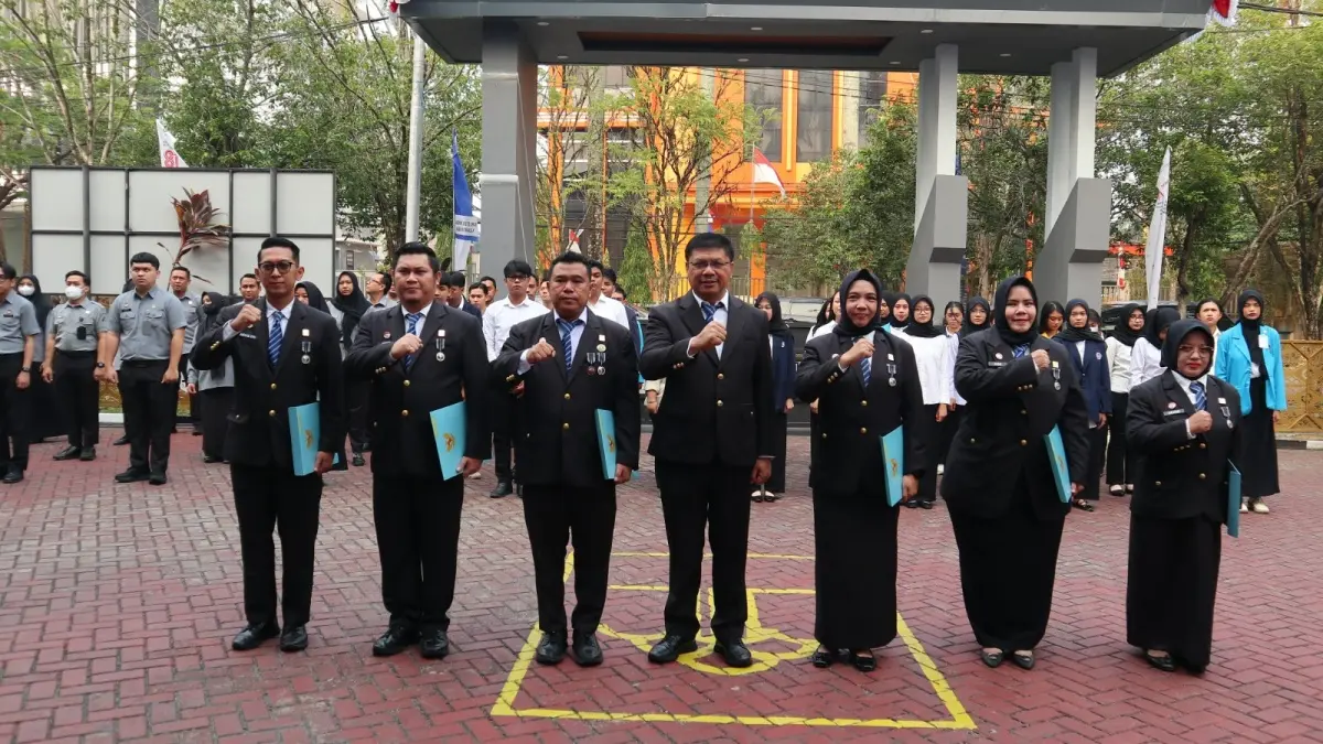 Kanwil Kemenkum Kalbar menggelar apel menyerahkan tanda kehormatan Satyalancana Karya Satya (SLKS) 20 Tahun pada Senin (24/8). (DOK KANWIL KEMENKUM KALBAR)