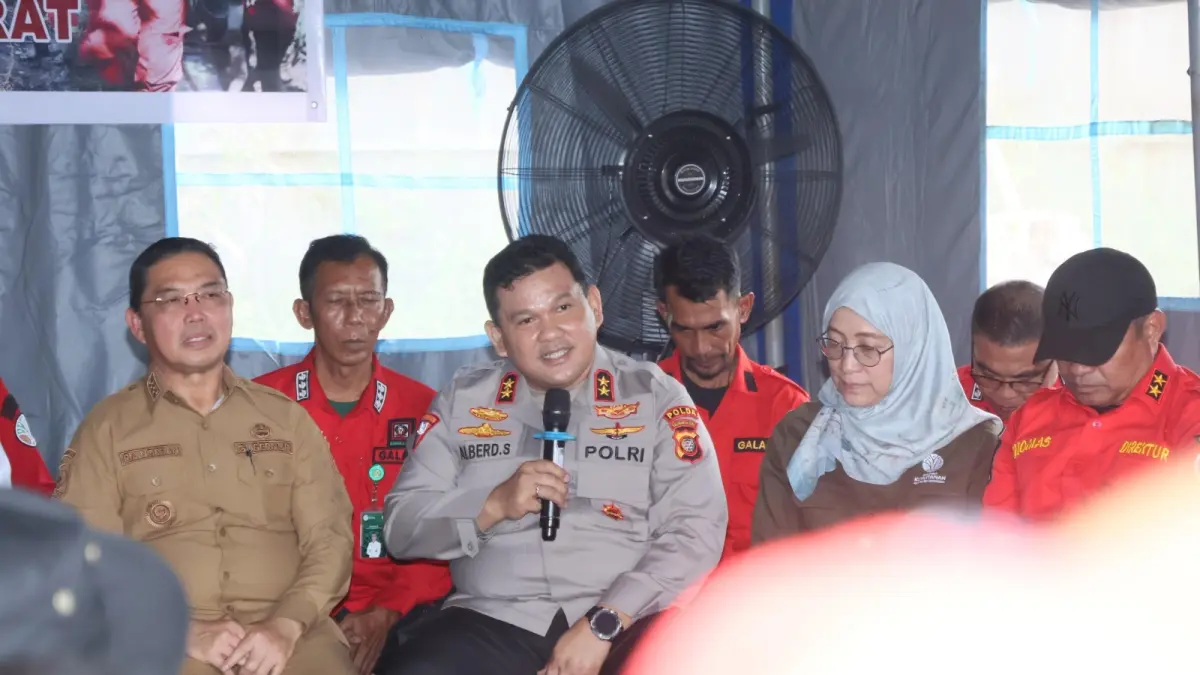 Kapolda Kalbar Irjen Pol. Alberd Teddy Benhard Sianipar mengikuti rapat koordinasi pengendalian karhutla bersama Menteri Kehutanan Raja Juli Antoni dan sejumlah pemangku kepentingan di Rasau Jaya, Kabupaten Kubu Raya, Senin (24/8/2026).