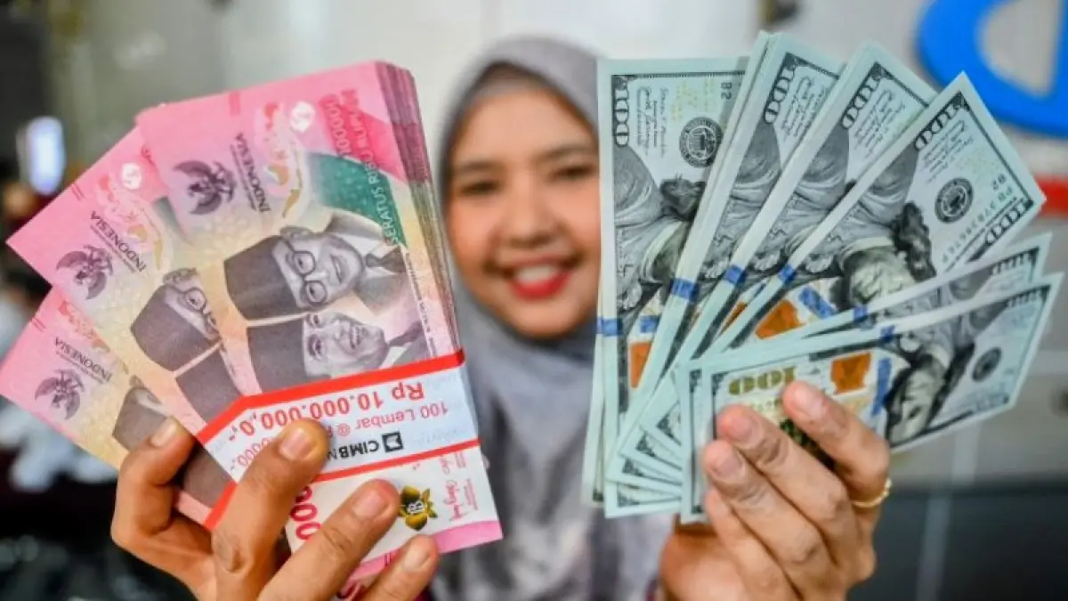 Karyawan menunjukkan uang pecahan rupiah dan dolar Amerika Serikat (AS) di salah satu gerai penukaran mata uang asing di Jakarta. (ANTARA FOTO/Rivan Awal Lingga/nz)