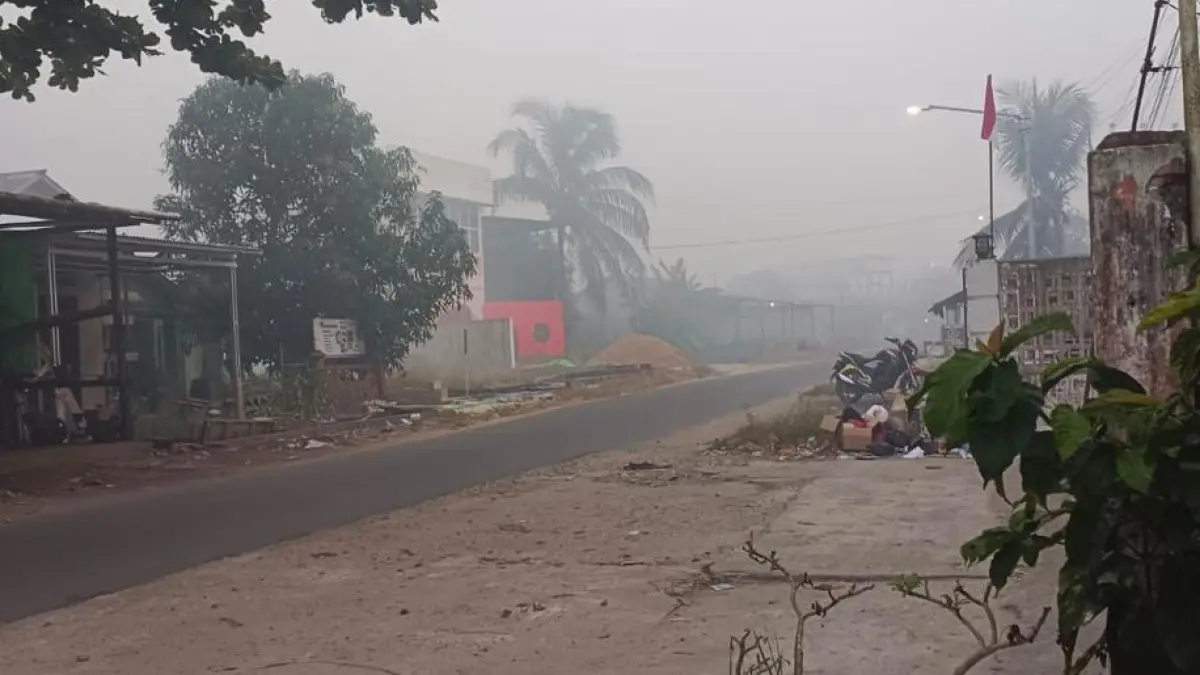 Kondisi jalanan diselimuti kabut asap saat pagi di desa Simpang Empat Kec. Tangaran