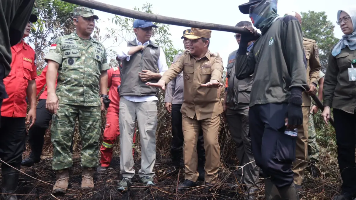 KOORDINASI KARHUTLA: Menteri Kehutanan Raja Juli Antoni bersama Gubernur Kalimantan Barat Ria Norsan berkoordinasi di lokasi penanganan kebakaran hutan dan lahan di Desa Rasau Jaya 3, Kabupaten Kubu Raya, Senin (24/8/2026).