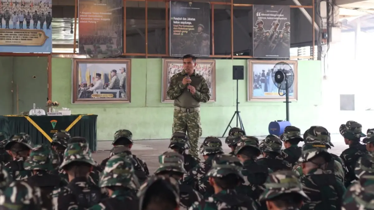 Mayjen TNI Novi Rubadi Sugito memberikan pengarahan langsung kepada personel BKO Penanggulangan Bencana Karhutla di Marshalling Area Yonif TP 882/Hulubalang, Desa Kuala Dua, Kecamatan Sungai Raya, Kabupaten Kubu Raya, Minggu (23/8). (ISTIMEWA)