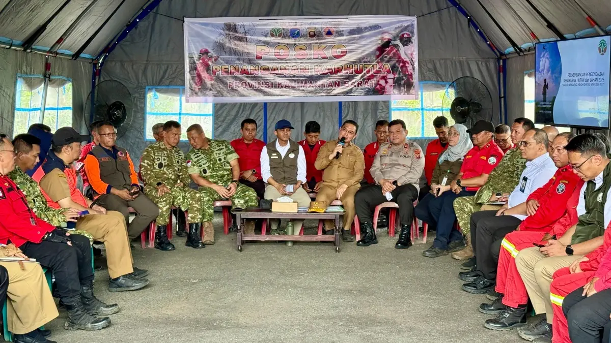 Menteri Kehutanan Raja Juli Antoni memimpin rapat koordinasi Markas Manggala Agni Daops Kalimantan VIII/Pontianak Kabupaten Kubu Raya Kalimantan Barat pada Senin (24/8). (MEIDY KHADAFI/PONTIANAK POST)