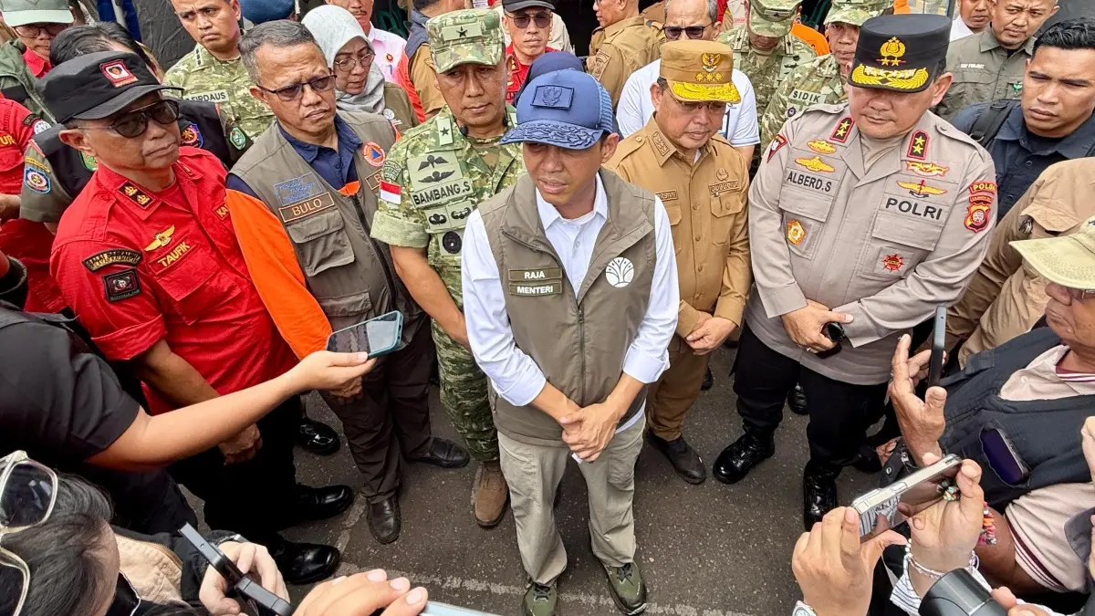 Menteri Kehutanan Raja Juli Antoni menyampaikan keterangan kepada wartawan usai memimpin rapat koordinasi penanganan Karhutla di Kubu Raya Kalimantan Barat pada Senin (24/8). (MEIDY KHADAFI/PONTIANAK POST)