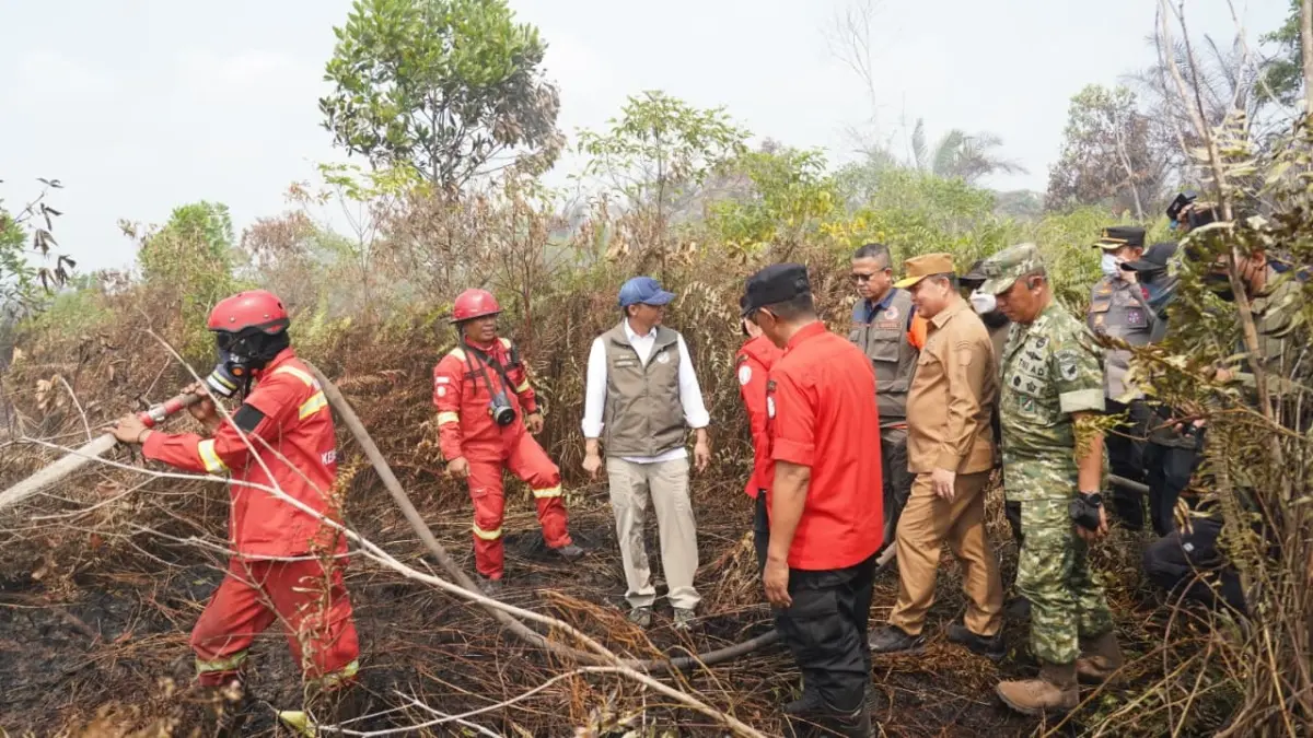 Menteri Kehutanan Raja Juli Antoni (tiga dari kiri) meninjau lokasi karhutla di Kabupaten Kubu Raya Kalimantan Barat pada Senin (24/8). (ISTIMEWA)