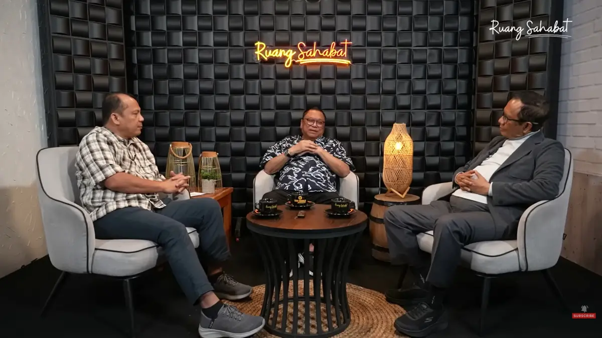 OSO dan Mahfud MD dalam obrolan bertajuk Ruang Sahabat. (YOUTUBE)