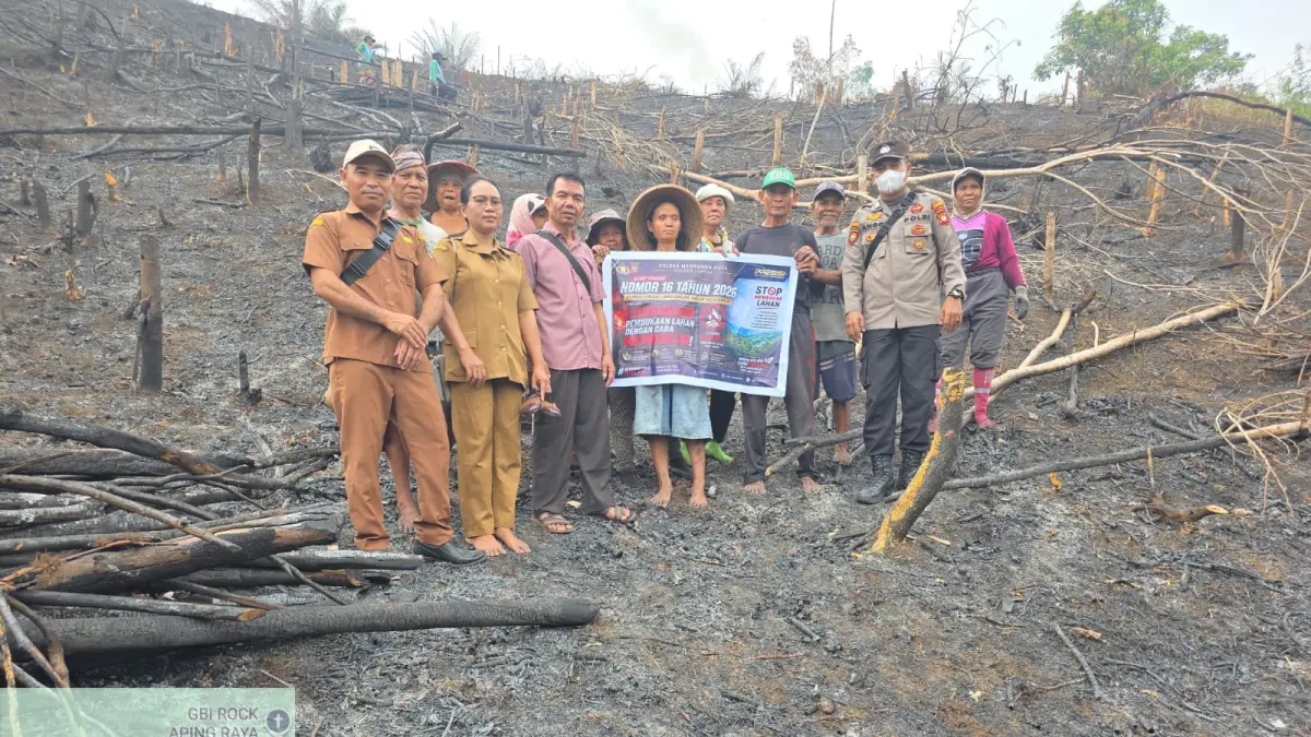 Personel Polsek Mempawah Hulu bersama warga berdiri di lokasi bekas pembakaran lahan saat menyampaikan imbauan pencegahan karhutla di tengah cuaca panas dan kemarau, Senin (24/8/2026).