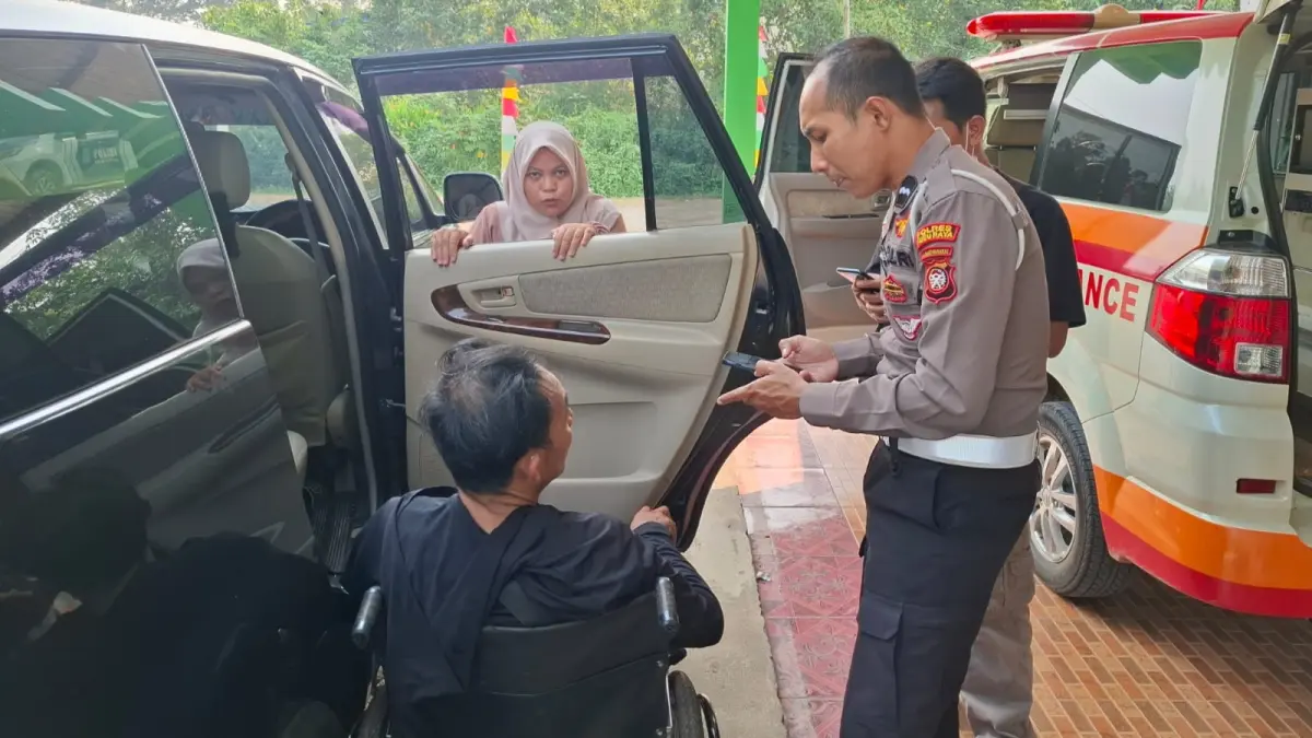 Petugas mengevakuasi korban kecelakaan yang melibatkan minibus dan truk box di Jalan Transkalimantan KM 60, Desa Teluk Bakung, Kecamatan Sungai Ambawang, Kubu Raya, Jumat (21/8/2026).